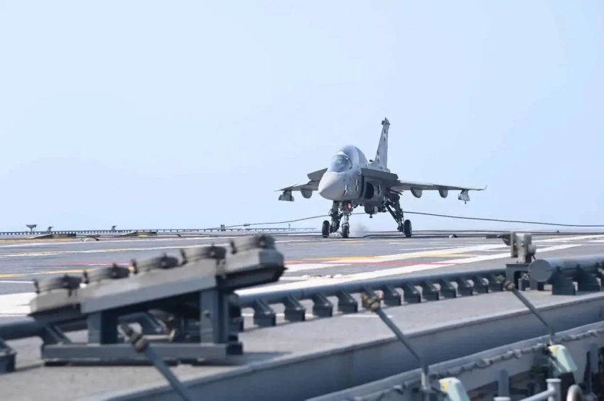 Авианосец и морская версия Tejas: Индия представила программу развития ВМС