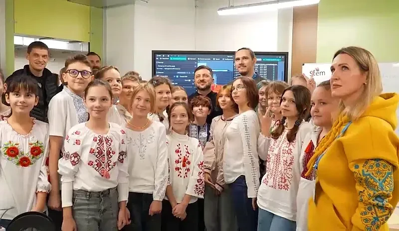 Следующая фортеция: Зеленский сделал селфи на фоне стелы города Запорожье