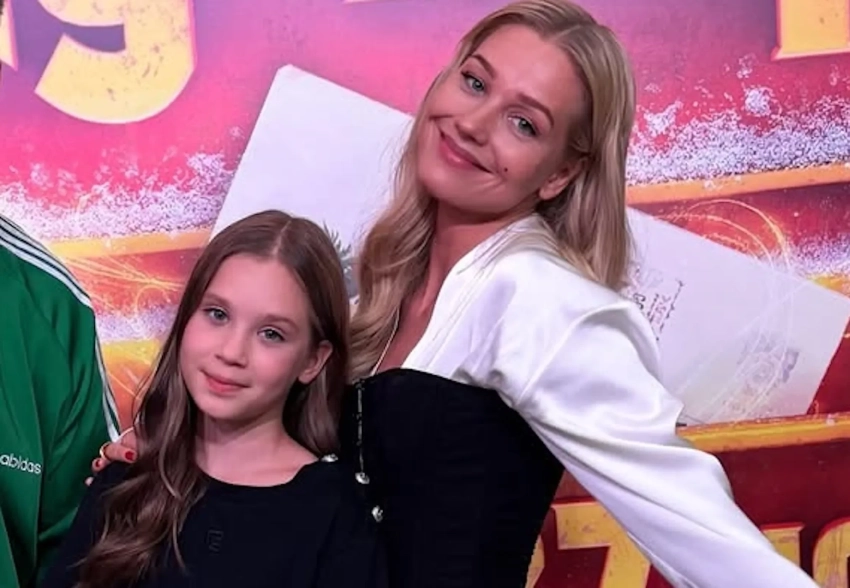 "Редкий фильм, который я могу показать дочери". Кристина Асмус с дочерью посетила премьеру фильма "Письмо Деду Морозу"
