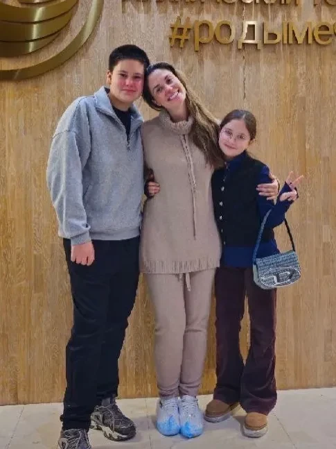 Роды стоимостью до 2,5 млн рублей и личная палата с гамаком. Агата Муцениеце показала фото из роддома