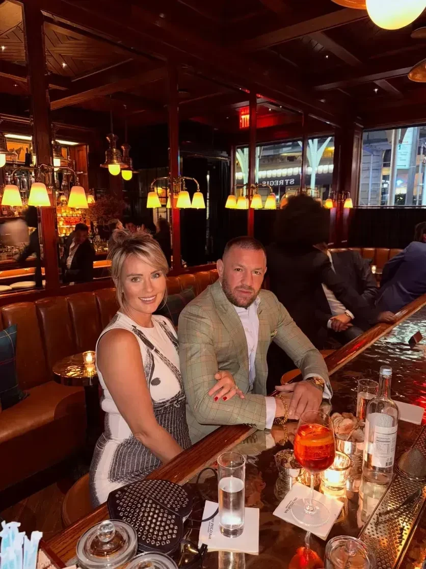 Старинный замок, четверо детей молодожёнов среди гостей и фейерверк-шоу: как прошла свадьба Конора Макгрегора за 1 млн евро в Ватикане