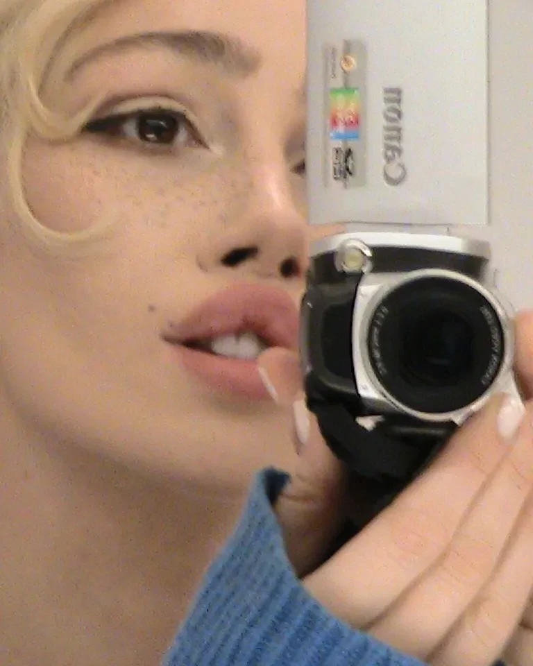 Марк Эйдельштейн встречается с 33-летней британской художницей Надей Ли Коэн