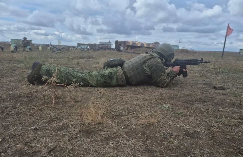 Медведев назвал количество подписавших контракты военнослужащих с начала года
