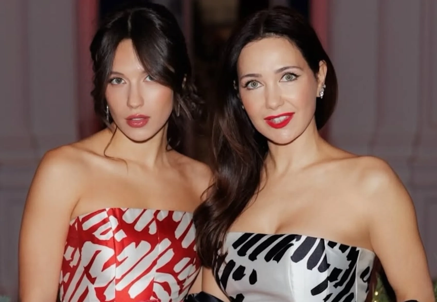 Екатерина Климова вышла в свет с дочерью в одинаковых платьях