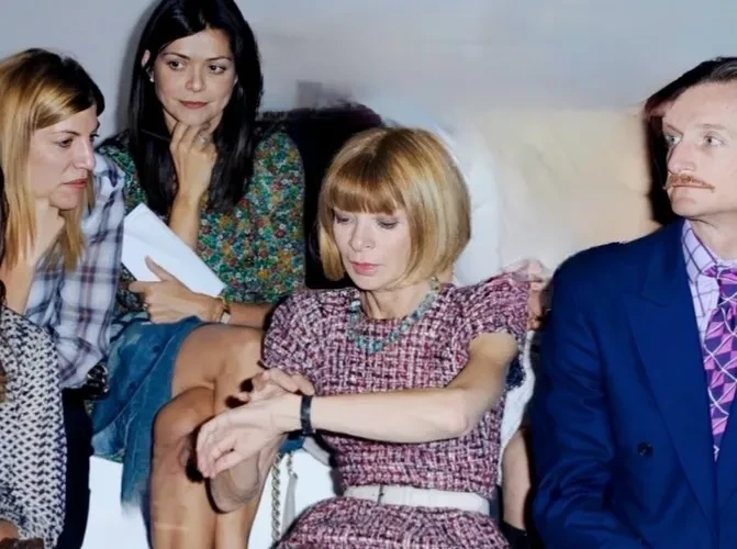 "Более взрывоопасный, чем "Дьявол носит Prada". Бывший редактор Vogue написала "разоблачающий" роман об индустрии моды