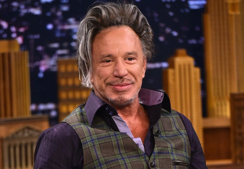 "Я бы не стал просить милостыню". Микки Рурк раскритиковал сбор средств на аренду жилья, организованный якобы от его имени