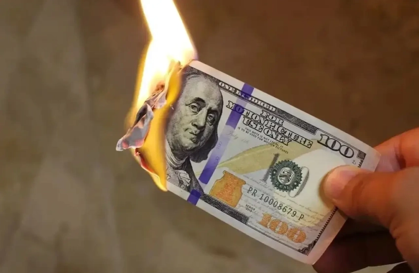 Американские трейдеры всё чаще делают ставки на рекордное падение доллара