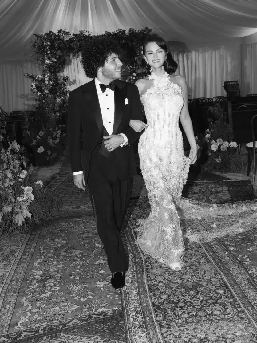 Испорченный воздух и грязные ноги: в сети "ужасаются" новым подкастом мужа Селены Гомес Бенни Бланко