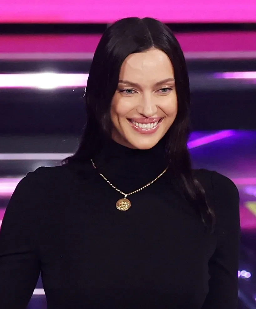 "Немая кукла". Ирина Шейк в "голых" образах и с бриллиантом в зубах вышла в свет в Италии, и её раскритиковали в сети