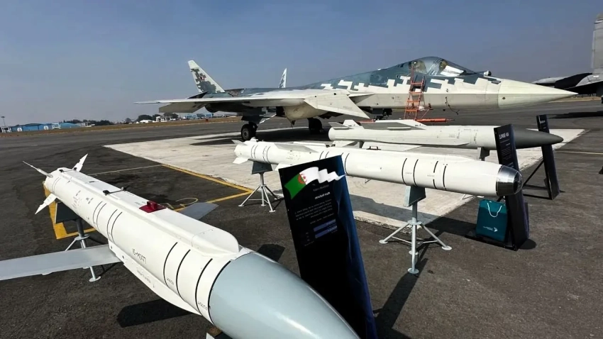 В Сети появились кадры пролёта российского истребителя Су-57Э над Алжиром