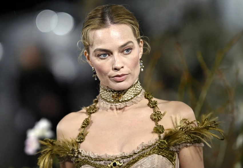 "Морщины — это нормально". В сети обсуждают неудачное фото Марго Робби с красной дорожки