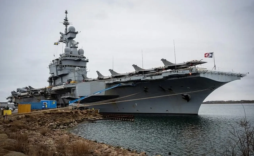 Единственный французский авианосец чуть не стал жертвой дрона