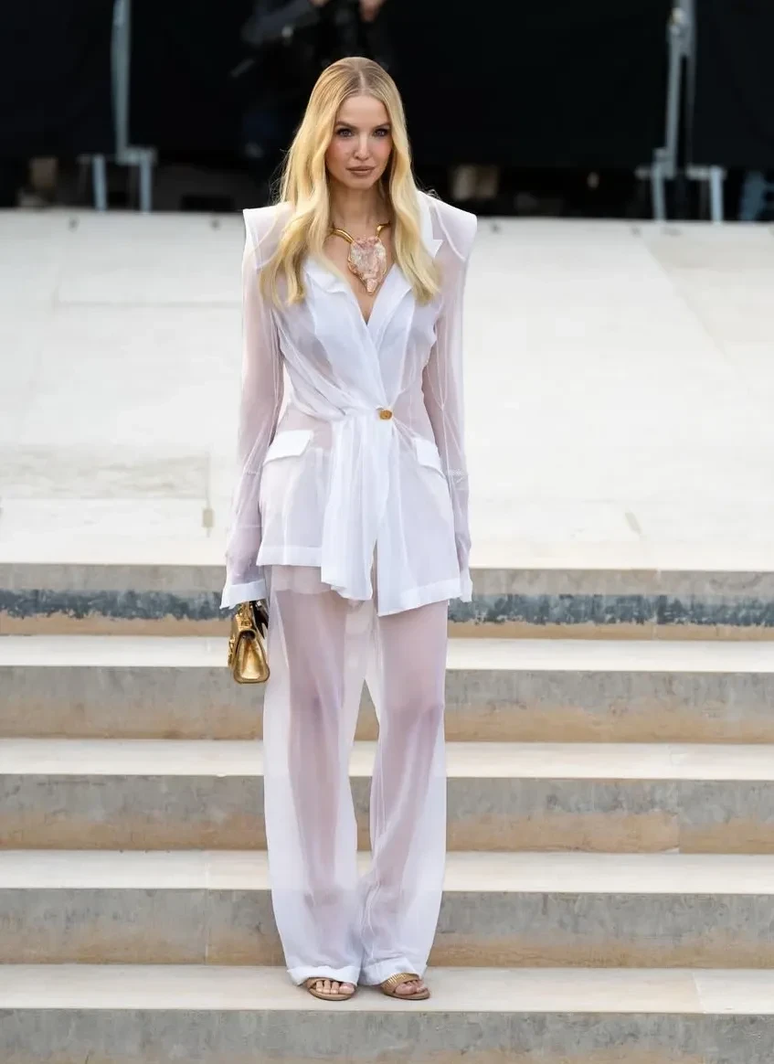 Кристина Романова, Оксана Бондаренко, жена главы Газпромбанка Даша Попова и экс-супруга беглого банкира Татьяна Корсакова на показе Schiaparelli