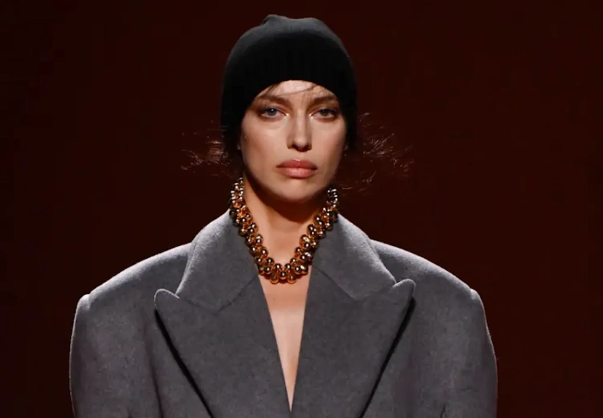 Неделя моды в Милане: Ирина Шейк вышла на подиум в пальто на "голое тело"