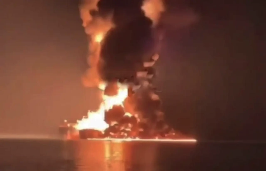 Горит терминал в Шардже, полностью выгорел и затонул американский танкер